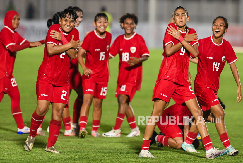望月悟教练享受女子国家队击败新加坡队的比赛