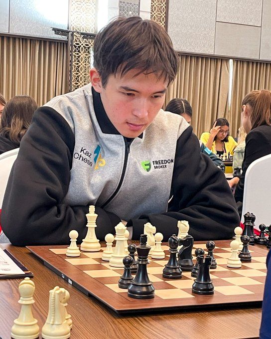 这不是卡兹别克·诺格贝克的第一个世界冠军头衔，而是他的第三个！照片：国际棋联