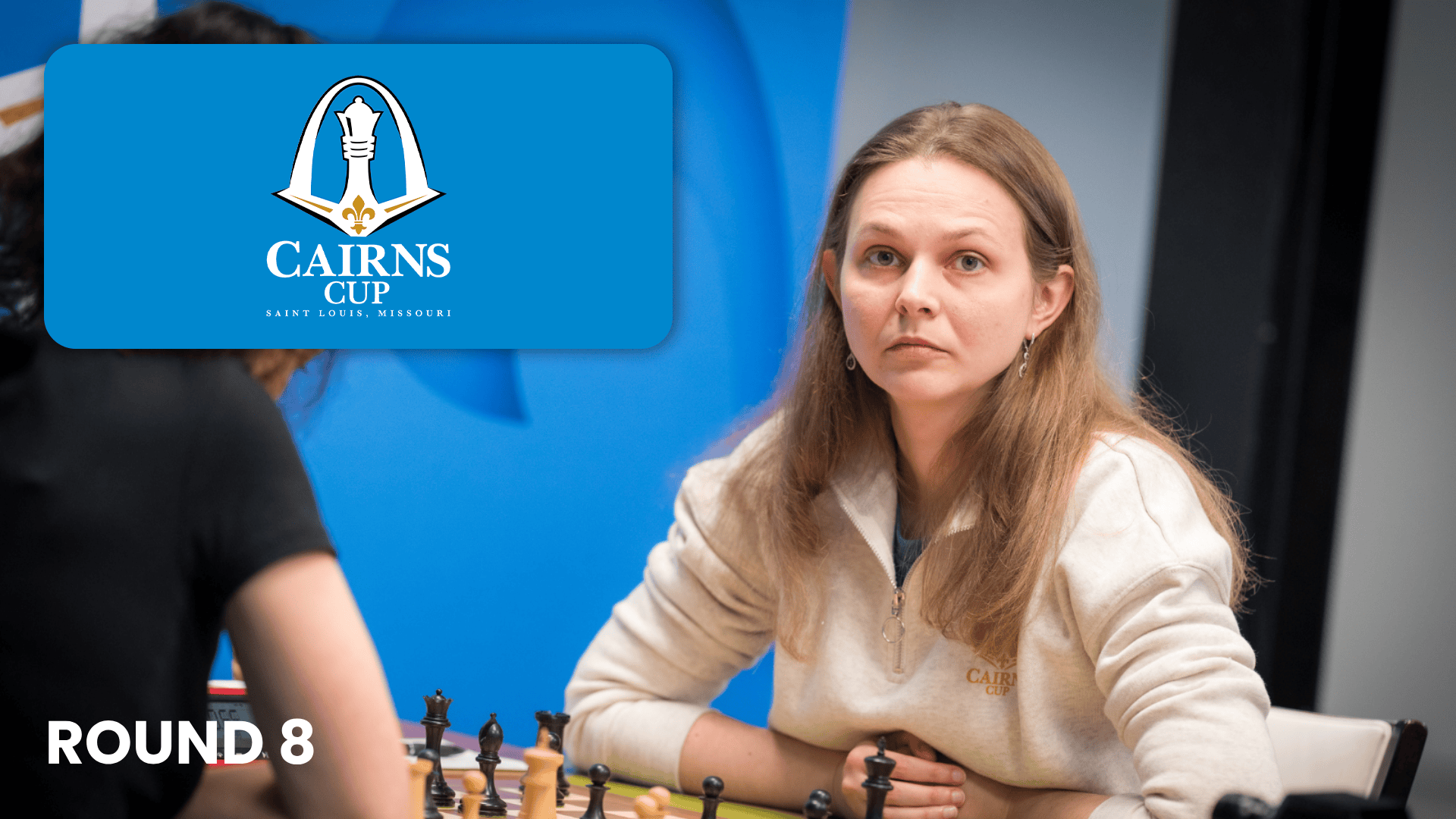 2024 年凯恩斯杯第 8 轮：安娜·穆兹丘克以黑棋击败科斯坚纽克，四人并列第二