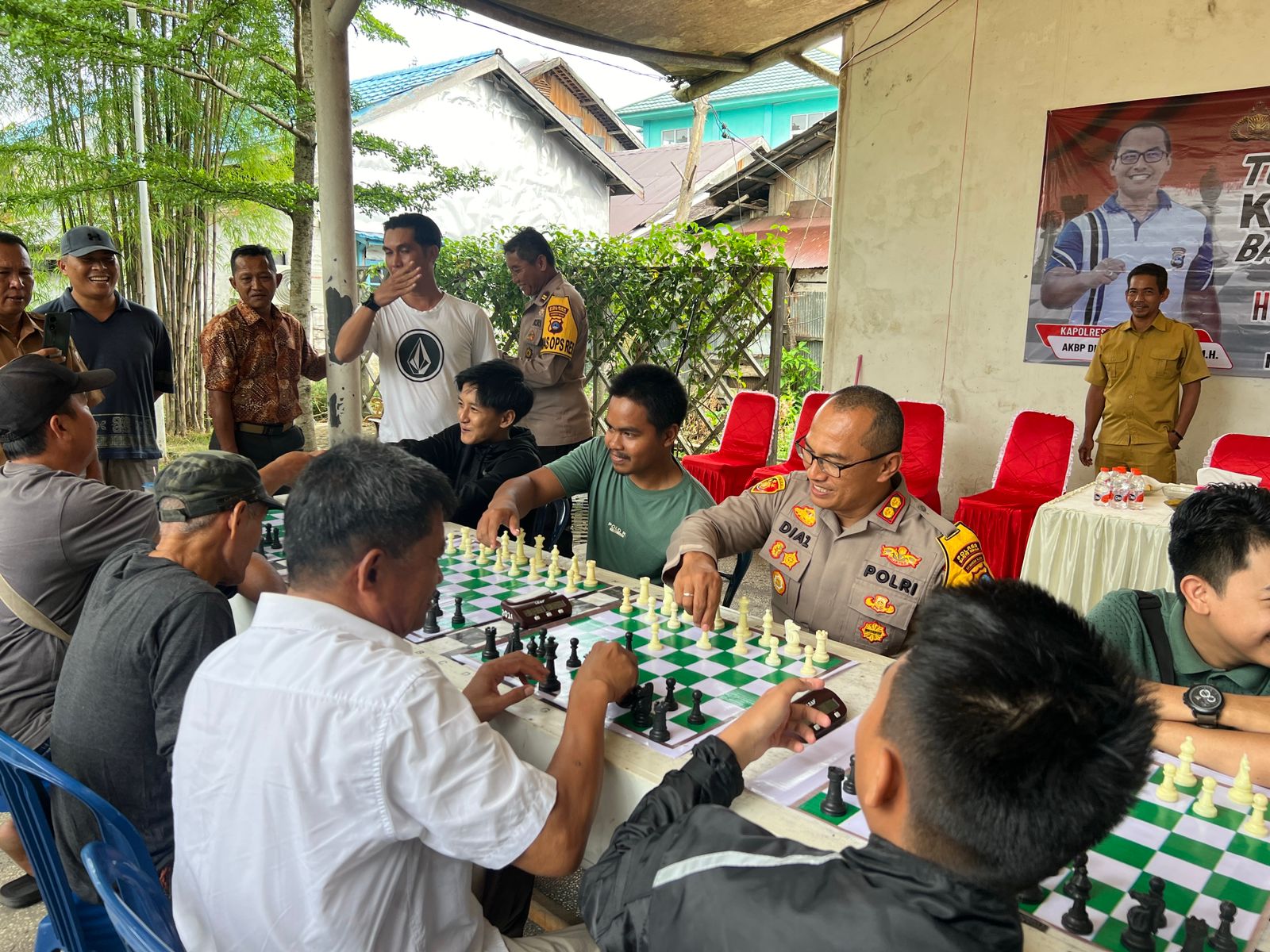 巴托拉警察局长正式宣布国际象棋锦标赛开幕