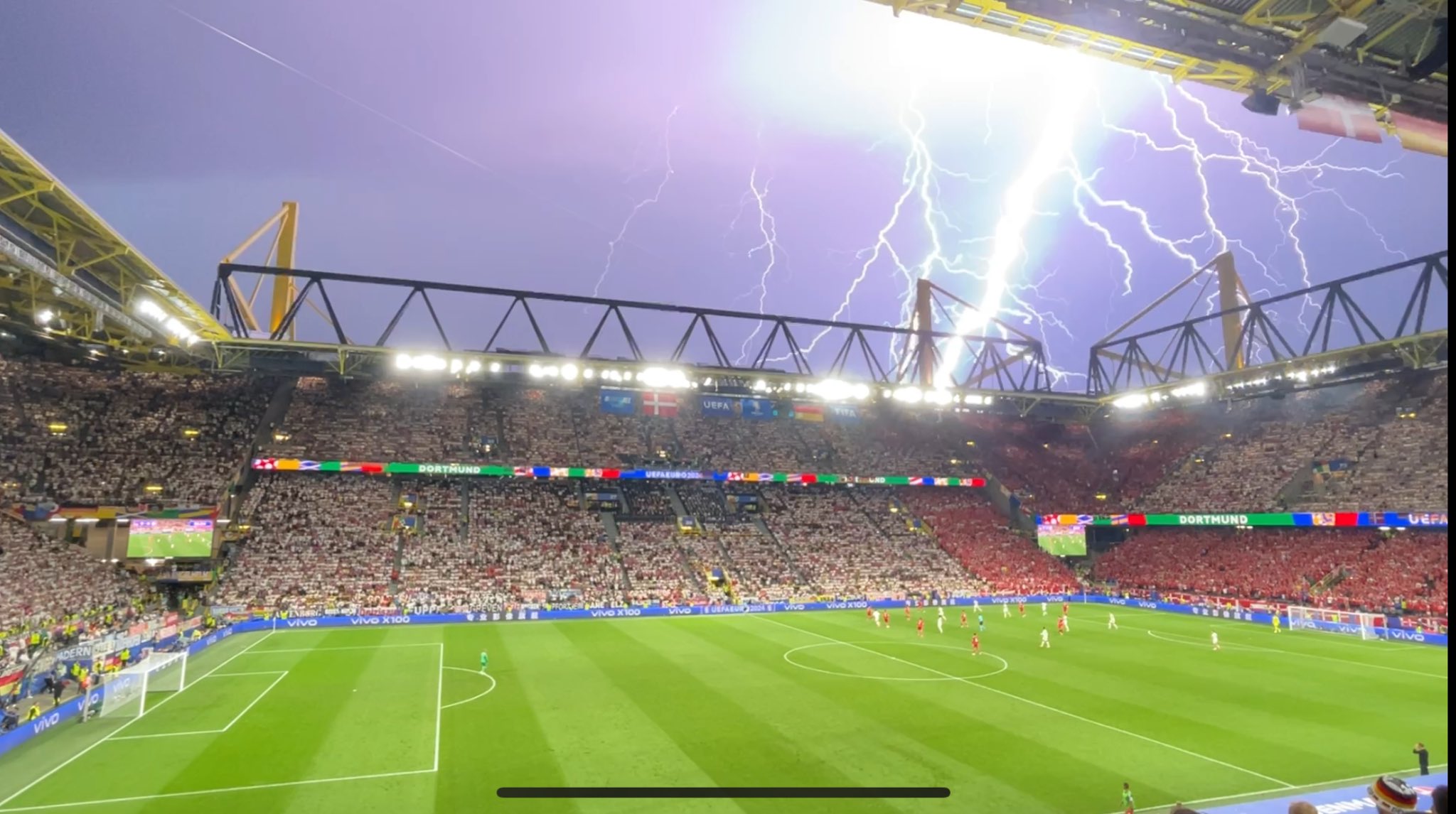 照片德国队与丹麦队的比赛因闪电和大冰雹而暂停