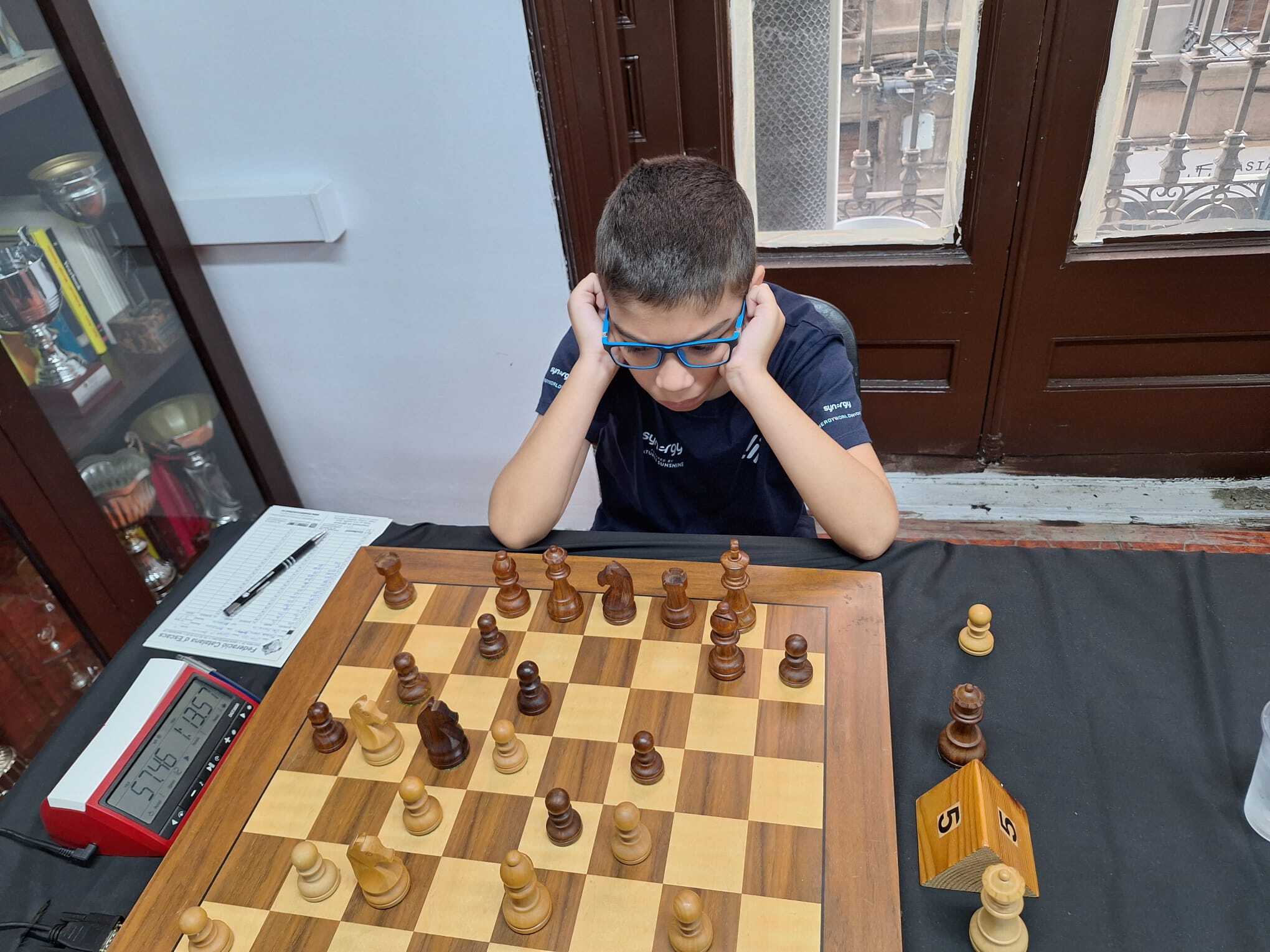 Faustino Oro 在巴塞罗那达到了他的第三个也是最后一个 IM 标准。照片：巴塞罗那国际象棋俱乐部