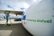 2011 年 6 月 29 日，荷兰史基浦机场，一架飞机正在加注生物燃料。